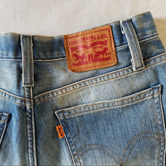 Levi’s medium wash denim shorts - Picture 3 of 4